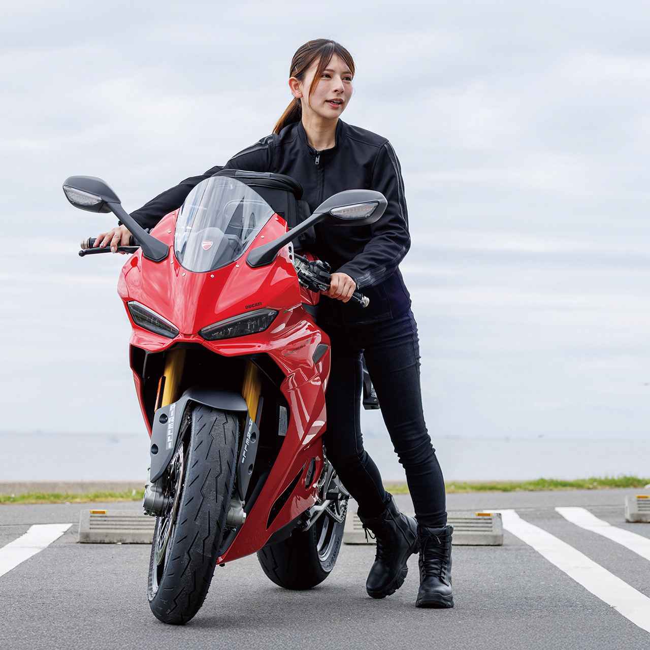 画像: 大型バイクの取り回しはあまり自信がないという葉月さんだが、「ハンドルが高いと車体を起こすのも、取り回しもこんなにラクなんですね」と感動しきりの様子。