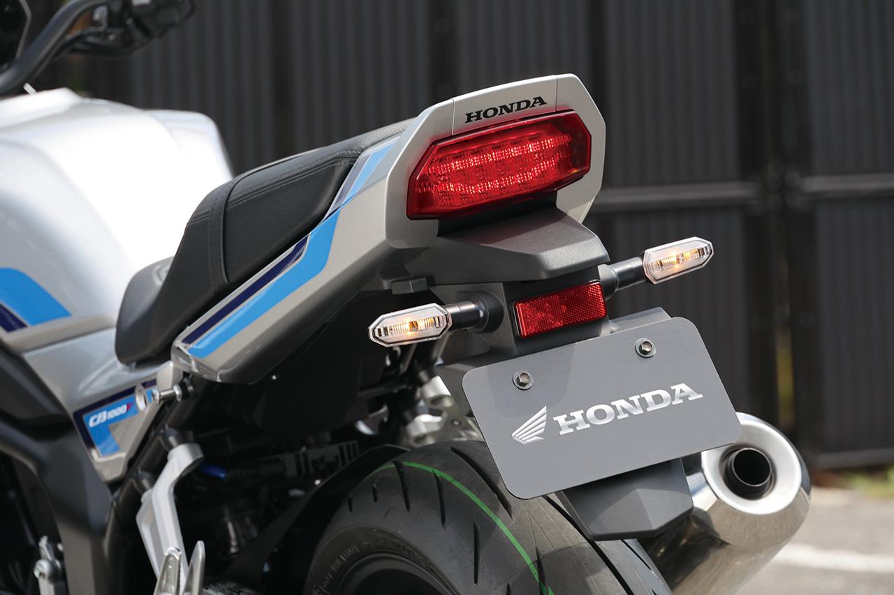 画像: 前後のLEDウインカーに加え、リアフェンダー、ナンバーステー、ナンバー灯も装備され、より市販車に近い仕様となっている。