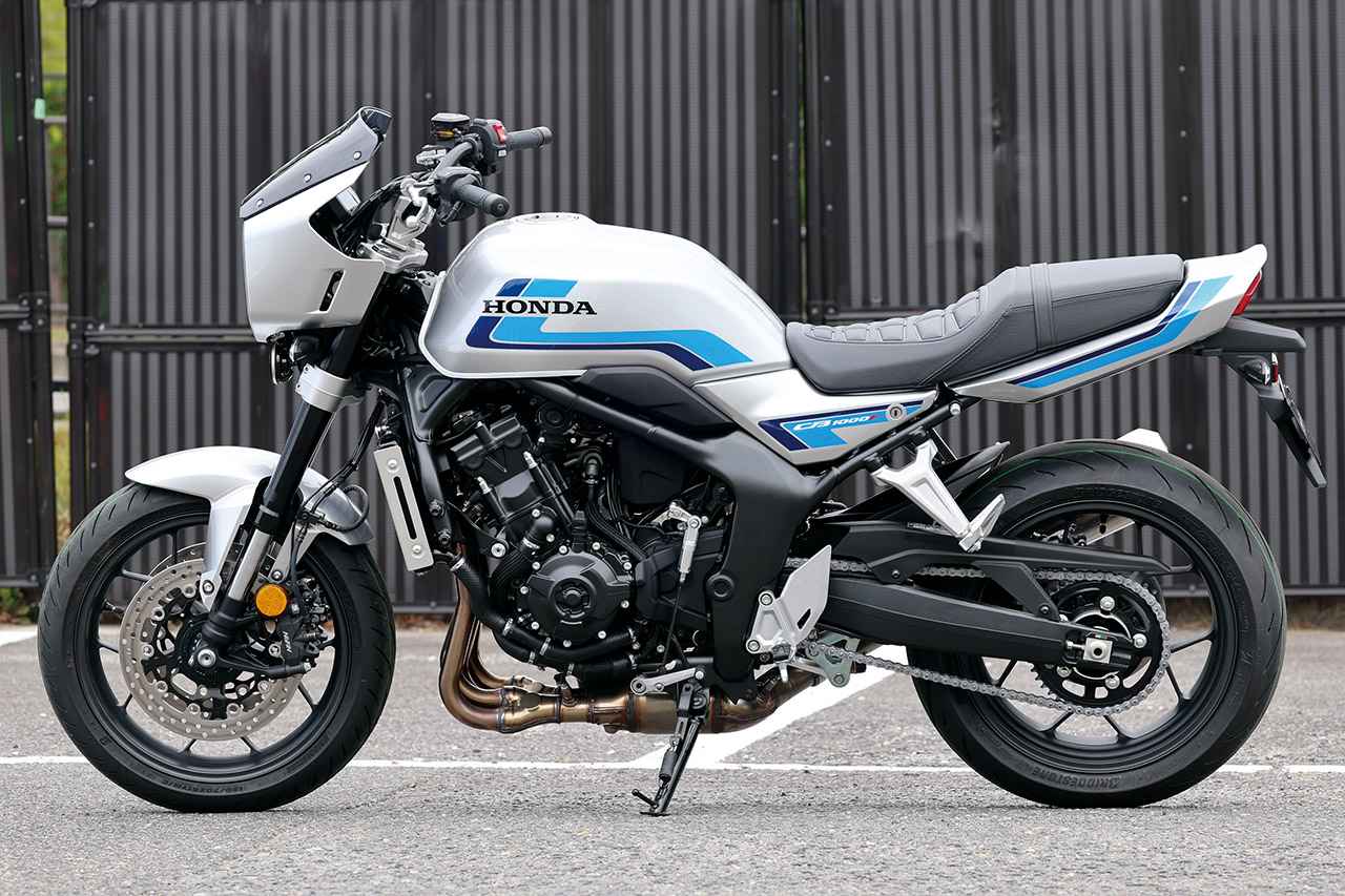 画像: ヘッドライトカウルを装備しないFとは大きく印象が異なるSE仕様。現行モデルのCB1300SBに採用されているハーフカウルと比べても、より軽快なフォルムに仕上がっている。SEでは標準装備となっているが、上で紹介しているブラックカラーを見る限り、オプション設定としても用意される可能性がある。