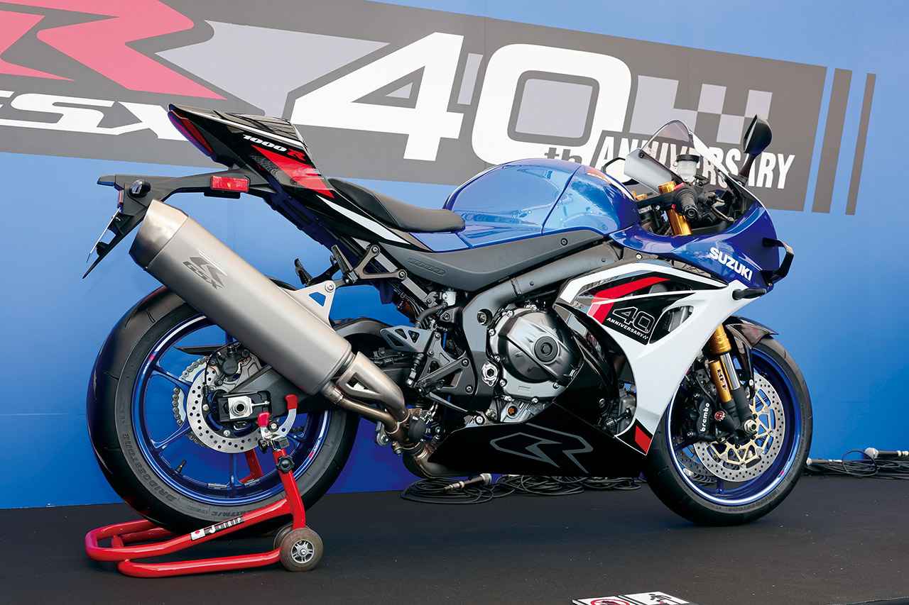 画像: 40周年記念車らしく、サイドカバーやタンク上面など、車体の各部には40周年記念ロゴがあしらわれている。