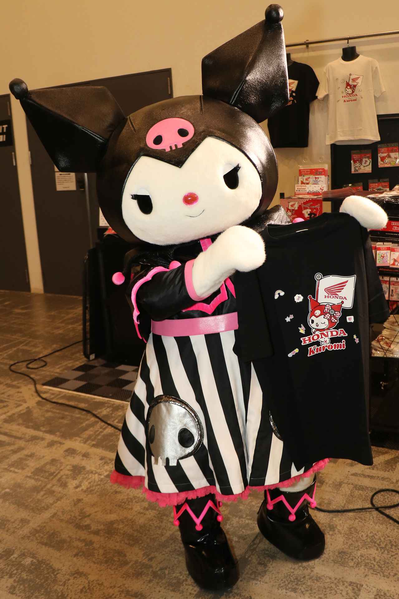 画像3: 白、黒、赤の3色あるTシャツの中で、おすすめの色はクロ！ と、ひらひら踊りながら見せてくれました。