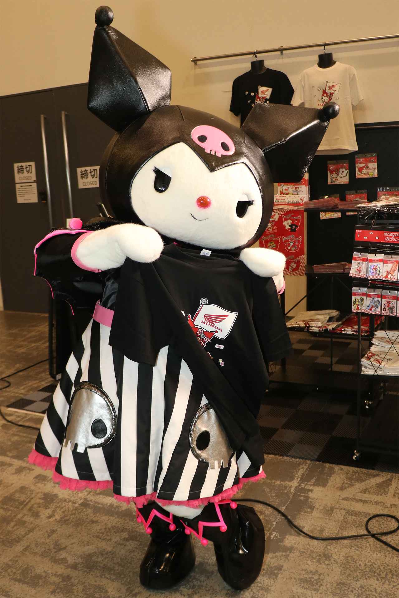 画像1: 白、黒、赤の3色あるTシャツの中で、おすすめの色はクロ！ と、ひらひら踊りながら見せてくれました。