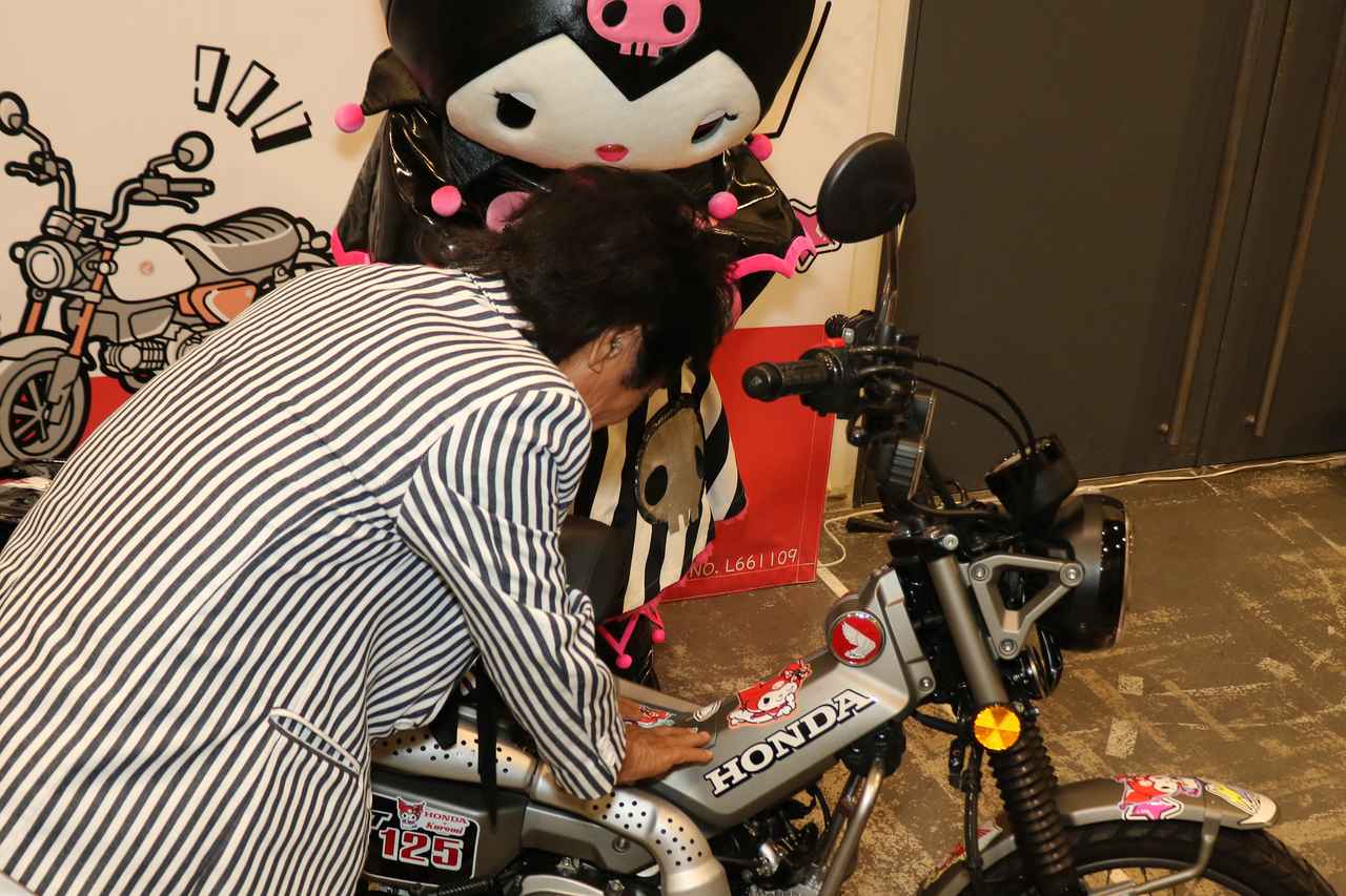 画像1: 記念写真後はしげるさんがご自身の手でハンターカブをクロミ仕様にデコレーション。お尻をぷりっと突き出した可愛らしいクロミと車名があしらわれたステッカーをフレームに貼りつけていました。