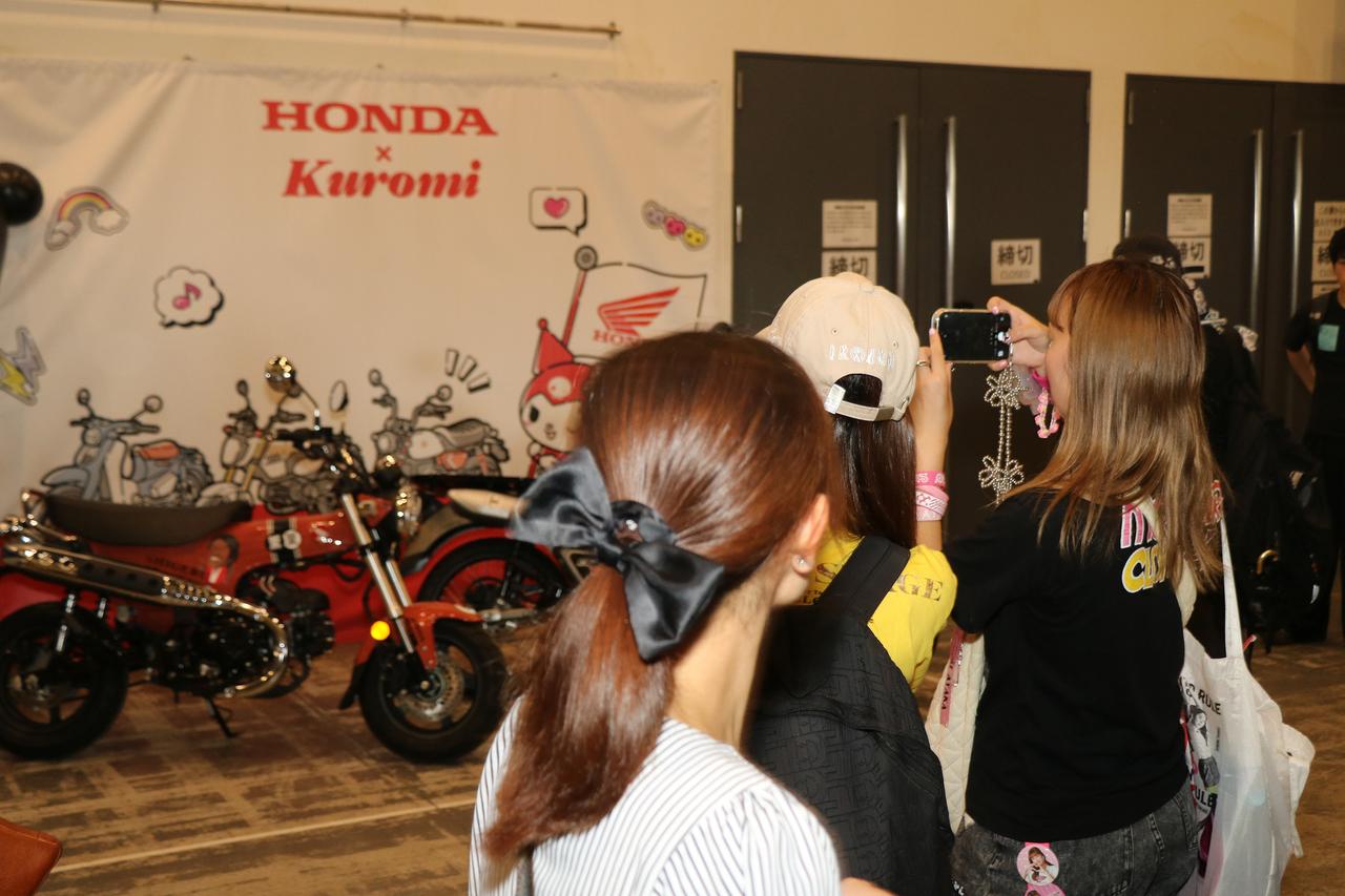 画像1: 開場後、みるみるうちにホンダ×クロミブースの前には人だかりが！「かわいい～‼」という声が、しきりに聞こえてきました。もちろん物販コーナーも大盛況です。