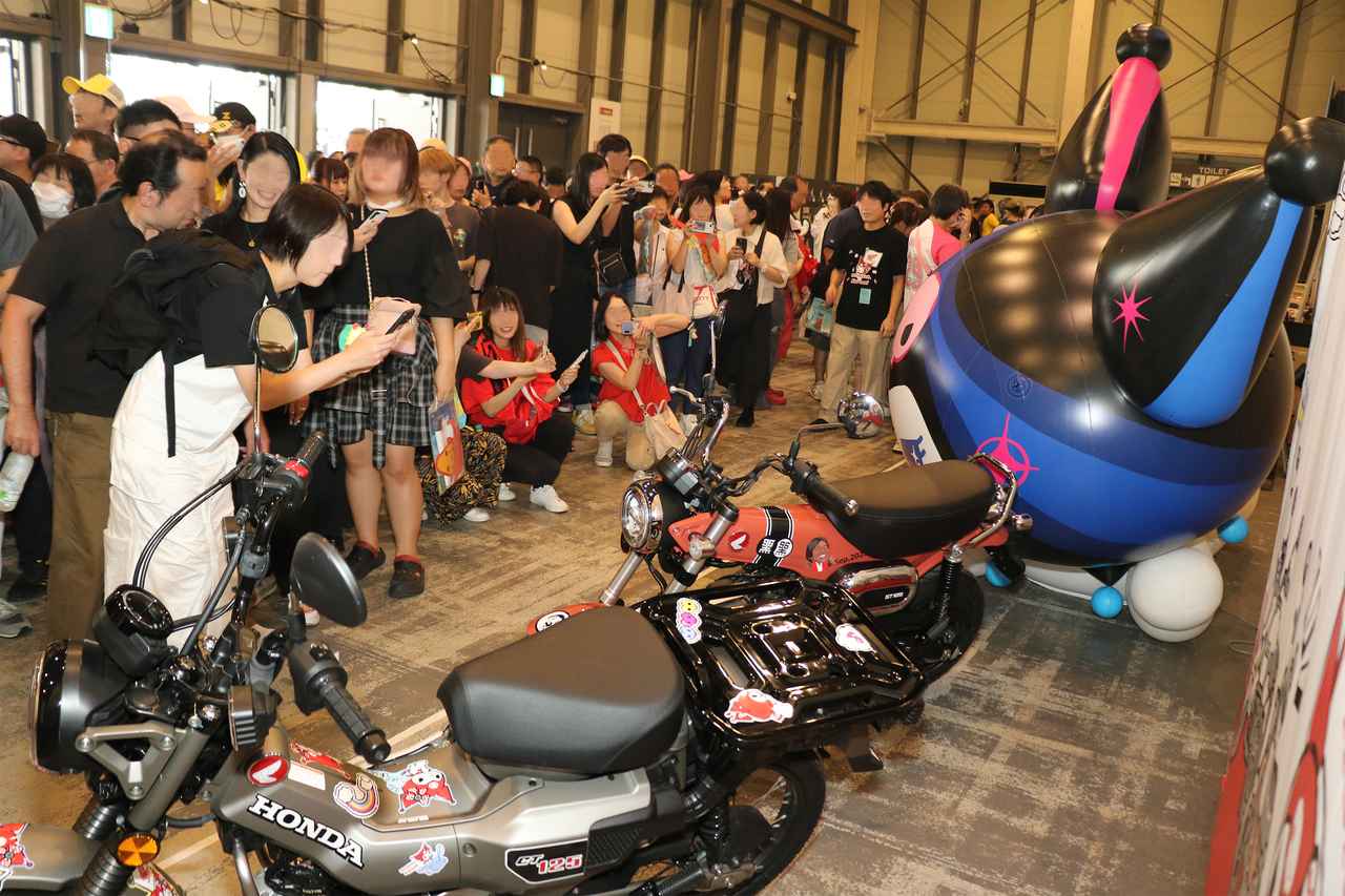 画像2: 開場後、みるみるうちにホンダ×クロミブースの前には人だかりが！「かわいい～‼」という声が、しきりに聞こえてきました。もちろん物販コーナーも大盛況です。