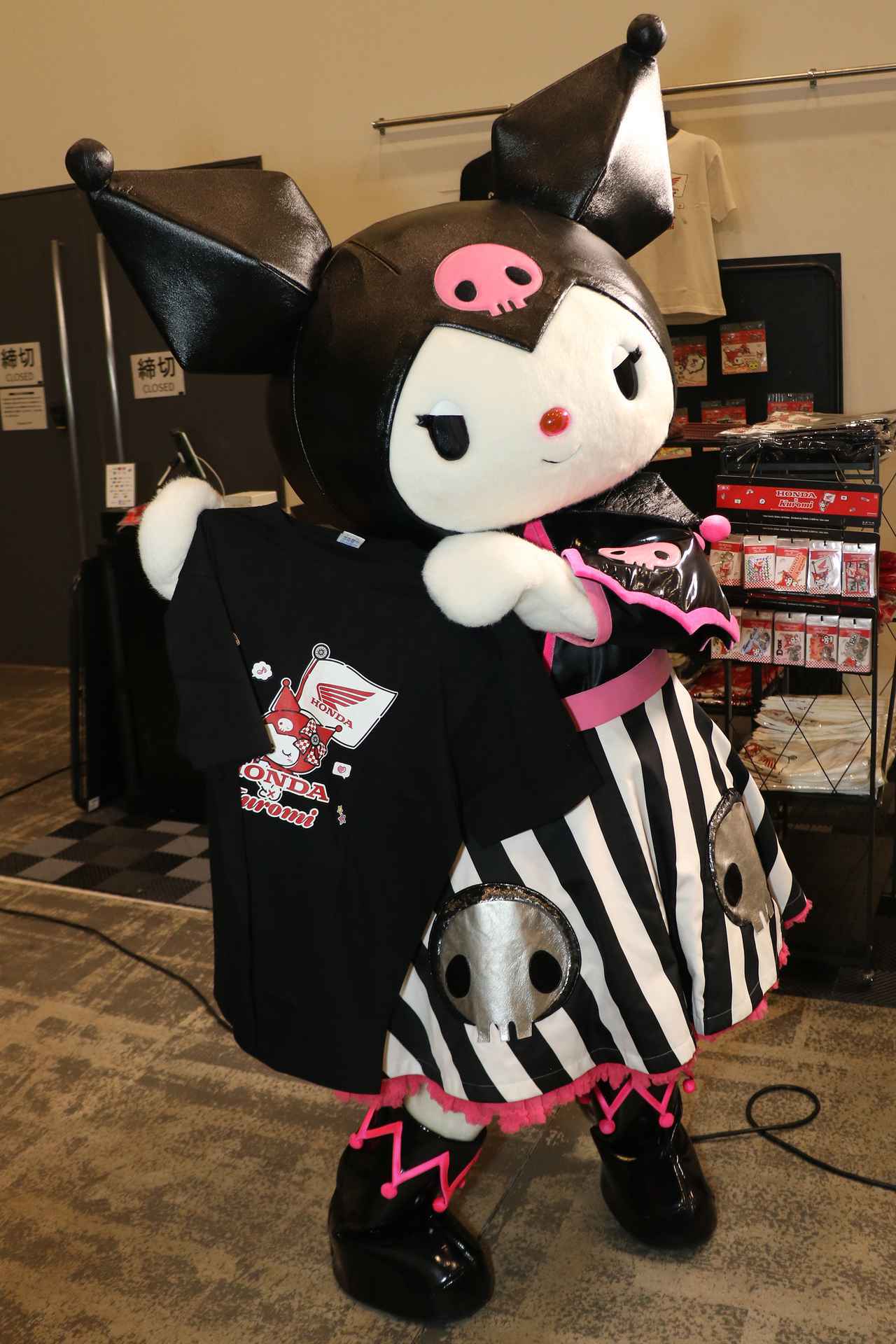 画像2: 白、黒、赤の3色あるTシャツの中で、おすすめの色はクロ！ と、ひらひら踊りながら見せてくれました。