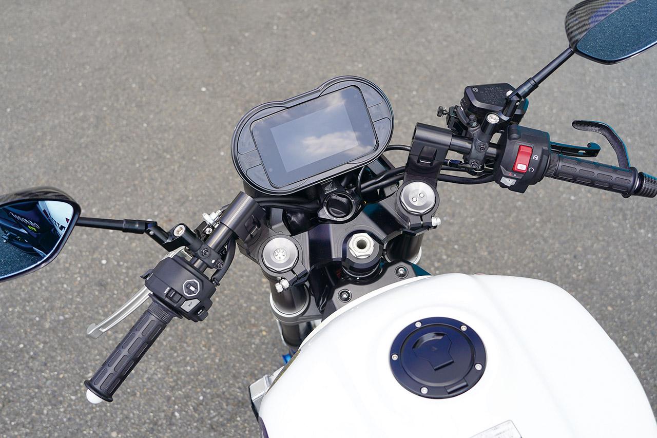 画像1: CB1000Fコンセプトの5インチカラーTFTメーターを、クラシカルなスタイルに変身させる砲弾型のメーターケース。セパレート化されたハンドルはTSR製で、トップブリッジ、ハンドルともにアルミの削り出し。