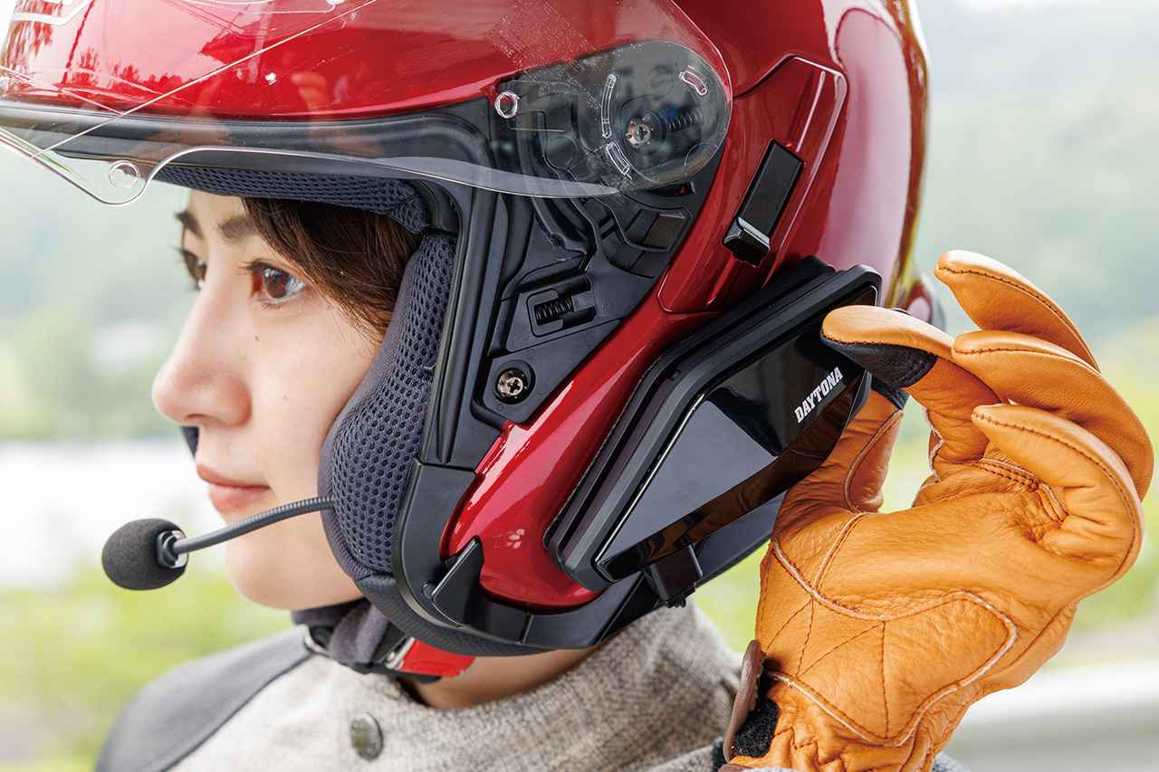 画像: 左手で本体に触れると自然に指がスイッチに掛かり、迷いながら手探りするストレスがない。冬用グローブでも操作しやすかった。