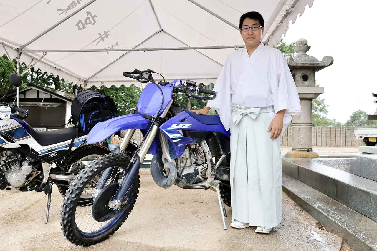 画像: 佐々木禰宜はオフロード大好き。愛車はYZ250X、CRF125Fとモトクロッサーに囲まれている本格派のライダーなのです。