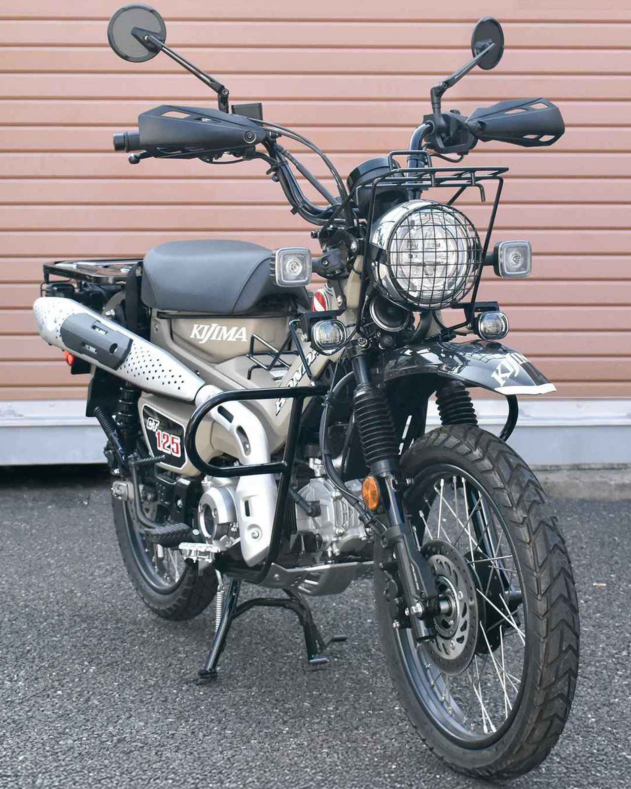 画像: 装着車両:ホンダ「CT125・ハンターカブ」 クランプ部はΦ22.2mm径のハンドルに対応。特にホンダ系の原付車種は位置決めが簡単な車種が多いので、クロスカブやモンキーなら初心者でも10分程度で取り付けられる。