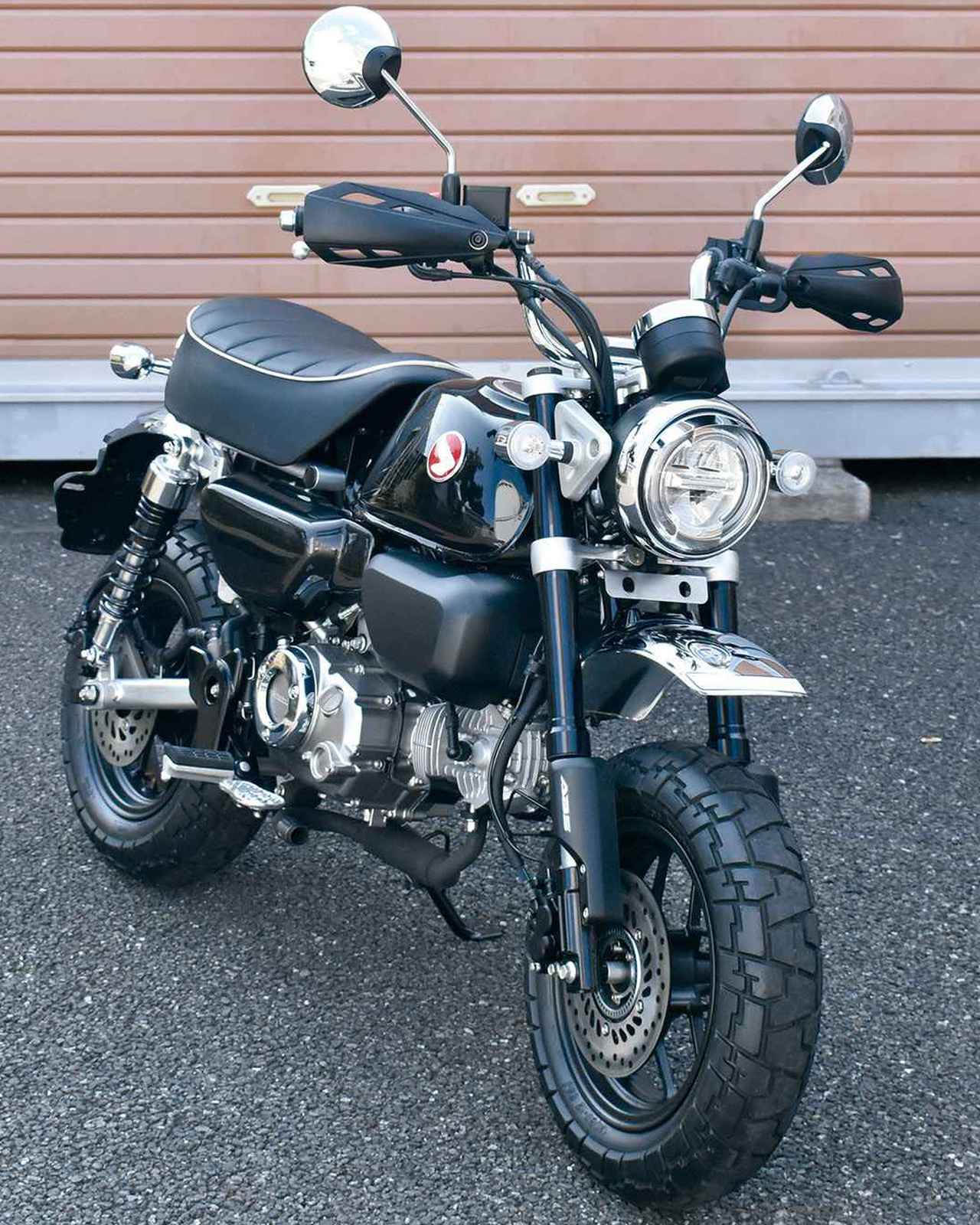 画像: 装着車両:ホンダ「モンキー125」 クランプ部はΦ22.2mm径のハンドルに対応。特にホンダ系の原付車種は位置決めが簡単な車種が多いので、クロスカブやモンキーなら初心者でも10分程度で取り付けられる。