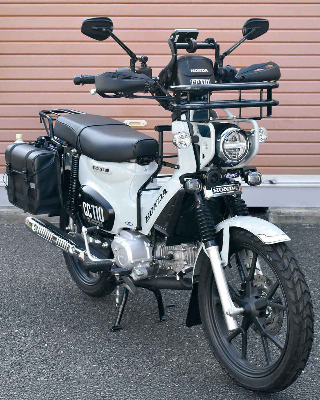 画像: 装着車両:ホンダ「クロスカブ110」 クランプ部はΦ22.2mm径のハンドルに対応。特にホンダ系の原付車種は位置決めが簡単な車種が多いので、クロスカブやモンキーなら初心者でも10分程度で取り付けられる。