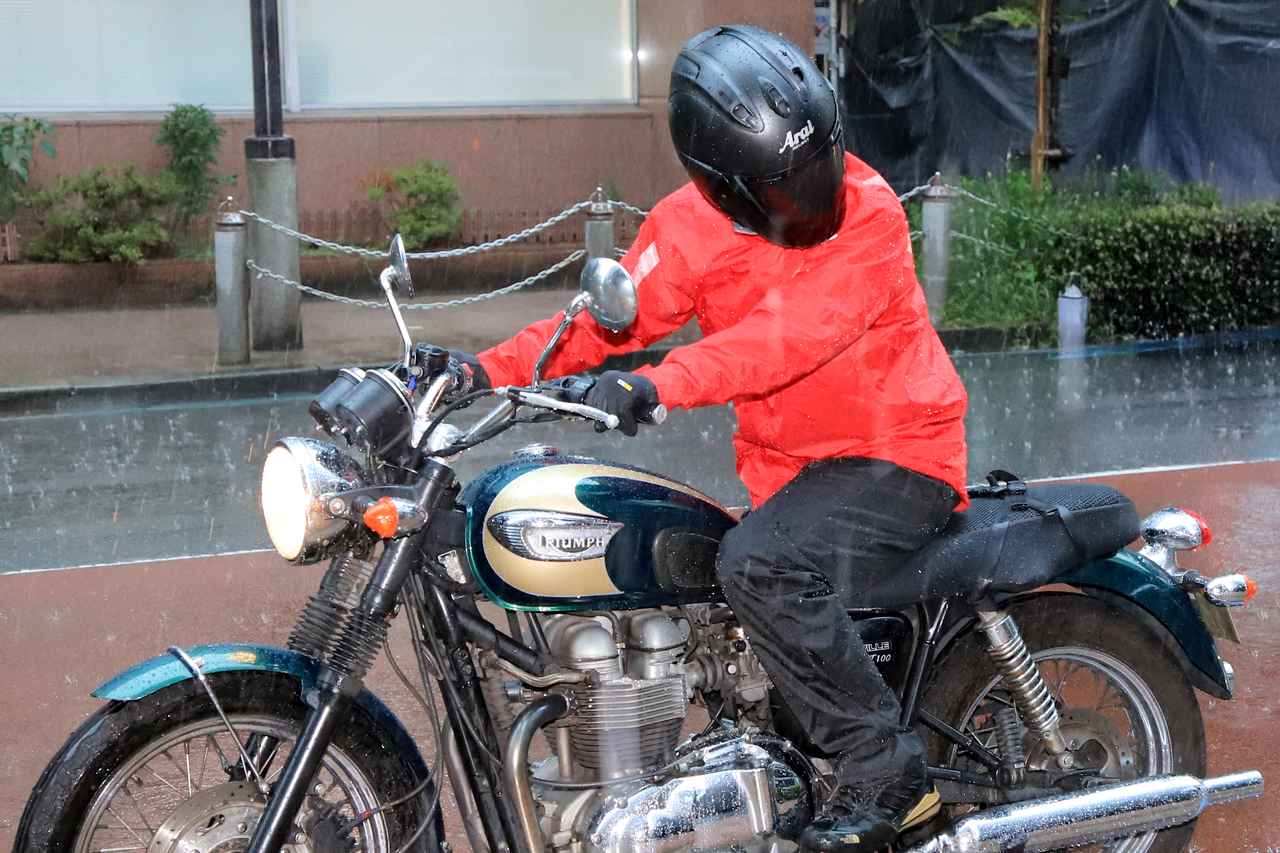 画像4: 一般的なレインスーツとは一線を画す！ 濡れないことだけに一点集中した合羽