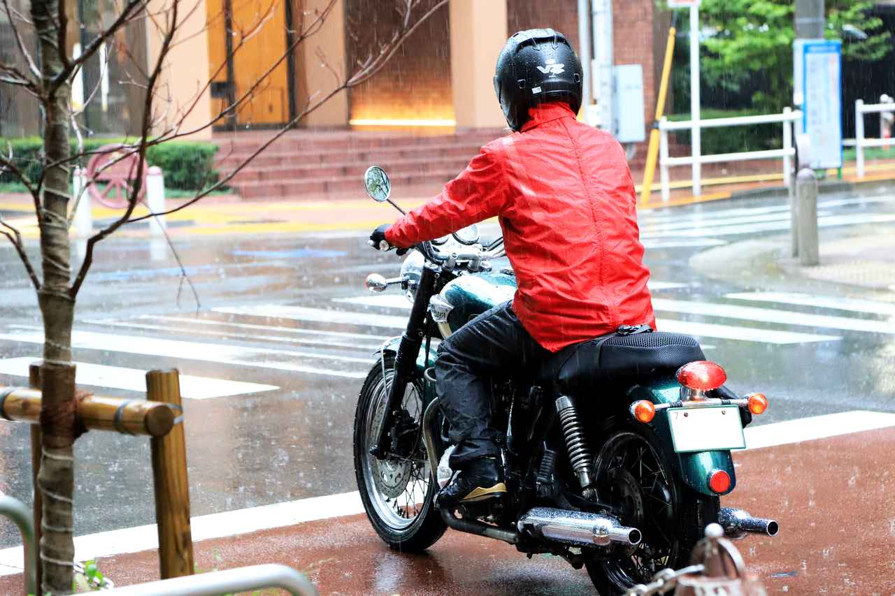 画像2: 一般的なレインスーツとは一線を画す！ 濡れないことだけに一点集中した合羽