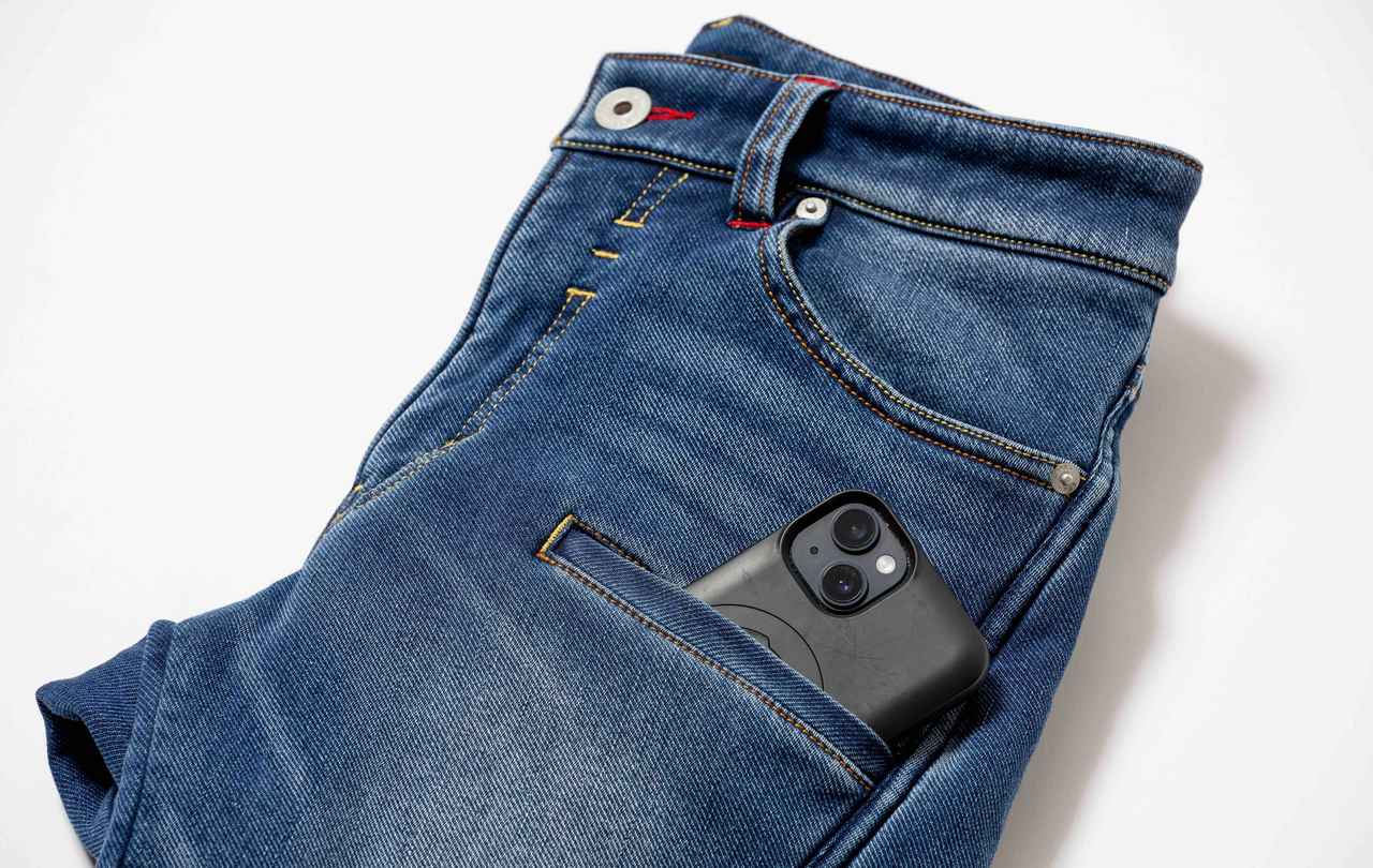 画像: ▲BMCジーンズのアイコン「スマホポケット」も備わっています。