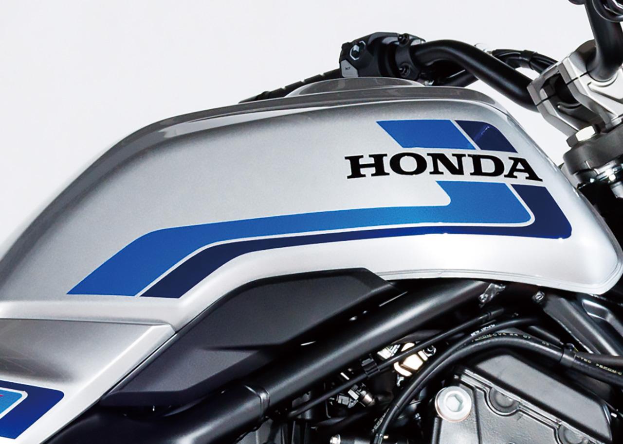 画像: タンクデザインとグラフィックは往年のCB750Fを彷彿とさせるもの。ダウンドラフト吸気なのでタンク下部の絞り込みは少なめ。