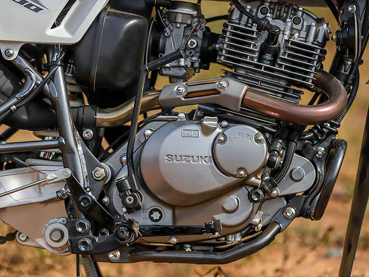 画像1: 【まだまだ現役!】スズキ「DR200SE」はジェベル直系の名車!アフリカで愛され続ける理由とは?【世界でがんばる!! 日本メーカーの珍車大図鑑 Vol.12】