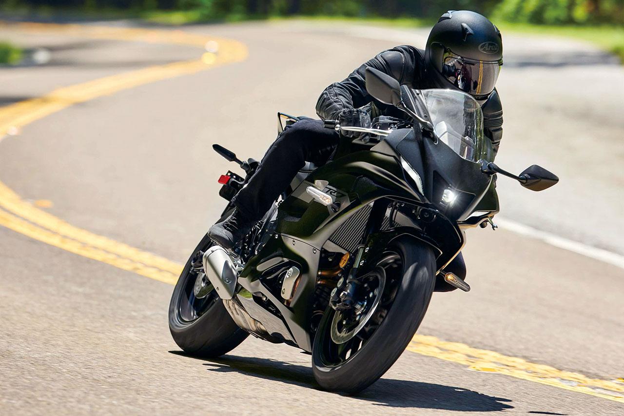 画像: YAMAHA YZF-R7 ABS 総排気量：688cc エンジン形式：水冷4ストDOHC4バルブ並列2気筒 シート高：835mm 車両重量：188kg 税込価格：105万4900円