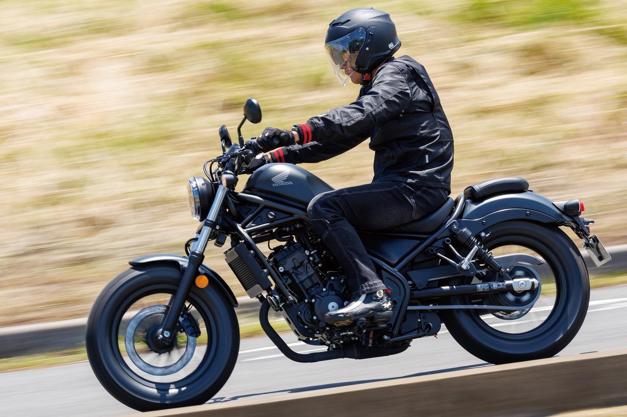 画像: Honda Rebel250/E-Clutch 総排気量：249cc エンジン形式：水冷4ストDOHC4バルブ単気筒 シート高：690mm 車両重量：171kg 税込価格：63万8000円/69万3000円（Eクラッチ）