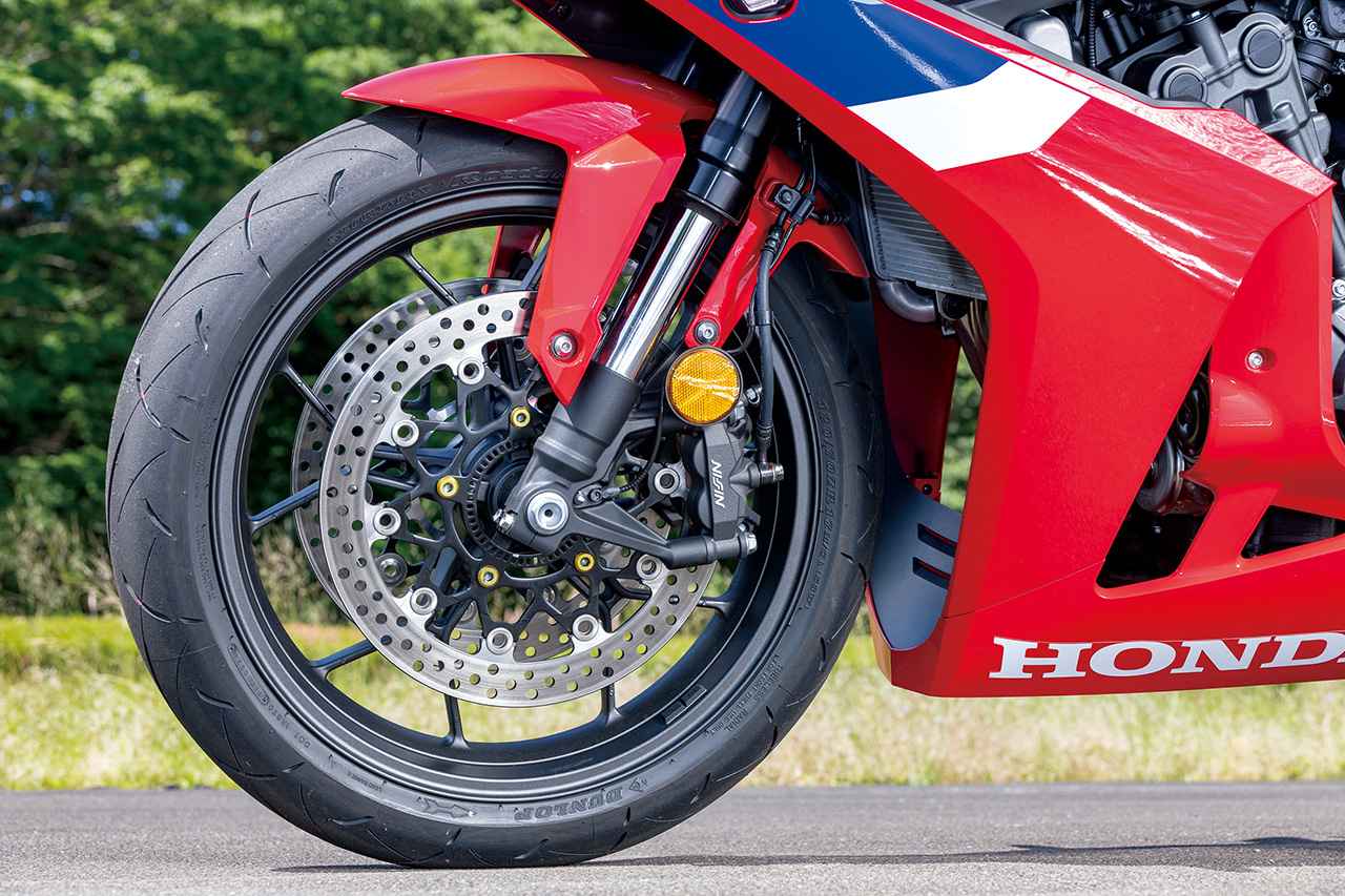 画像: 足まわりにはインナーパイプ径Φ41mmのショーワ製倒立フォークを採用。減衰機構は右側のみに配置される。
