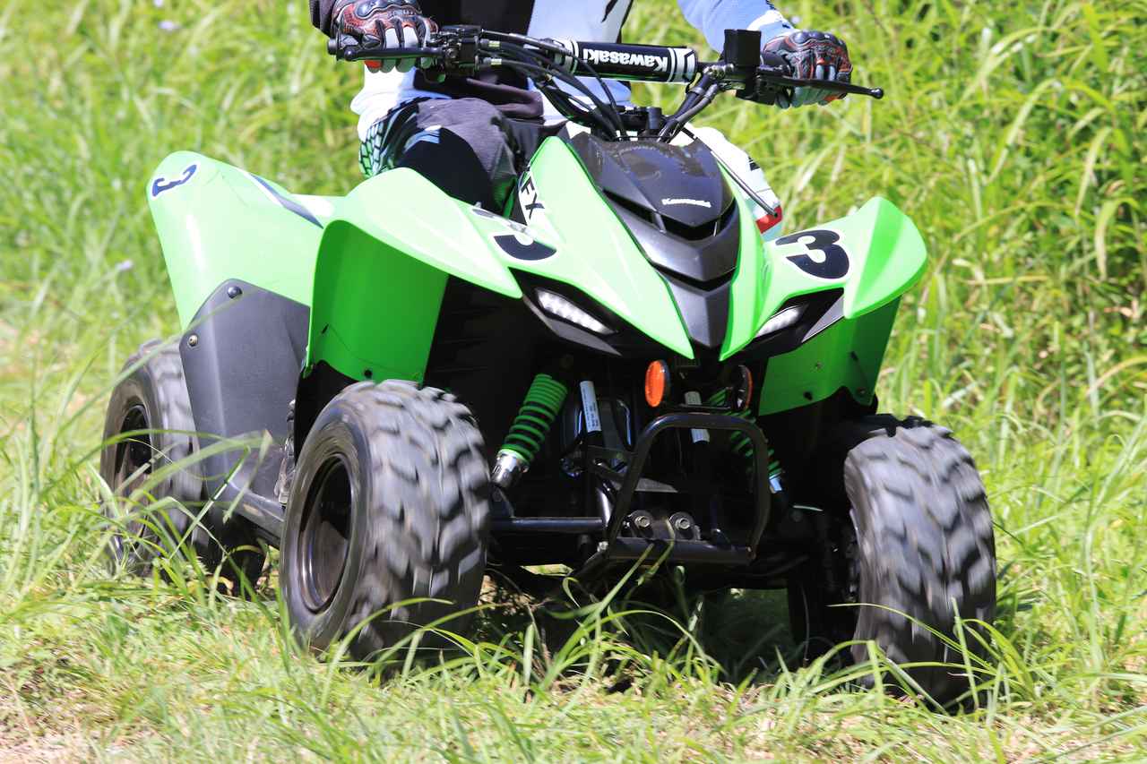 画像9: 大人も楽しめる⁉ 6歳から乗れるカワサキ「KFX50」は小さな車体で悪路の坂もグングン進む！【インプレッション】
