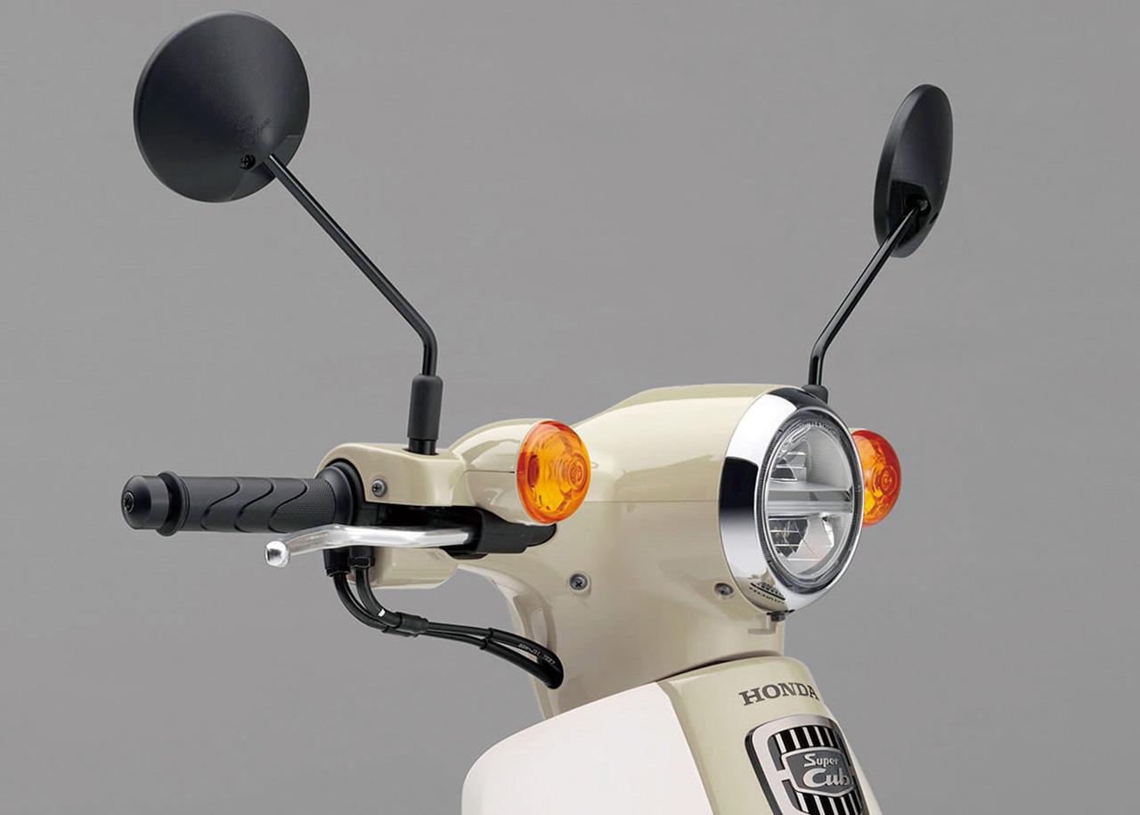画像: フロントまわりはカブらしいデザインを踏襲しつつ、明るさと長寿命を両立するLEDヘッドライトを装備。ウインカーは電球タイプを採用する。