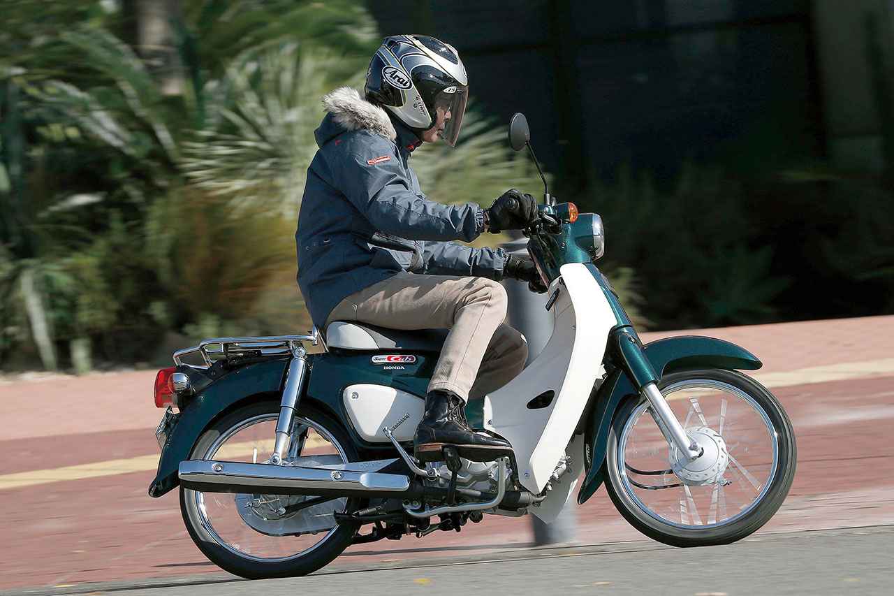 画像: Honda Super Cub50/PRO 排気量：49cc エンジン形式：空冷4ストロークOHC2バルブ単気筒 シート高：735mm/740mm（PRO） 車両重量：96kg/108kg（PRO） 税込価格：24万7500円/26万9500円（PRO） ※写真はスーパーカブ50