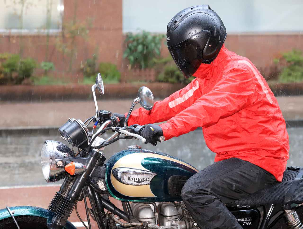 画像: ▶▶▶テスト＆レポートはこちら “豪雨の中でも濡れない合羽”だというMakku×BMC「レインアーマー」を豪雨の中で試してみた！ - webオートバイ