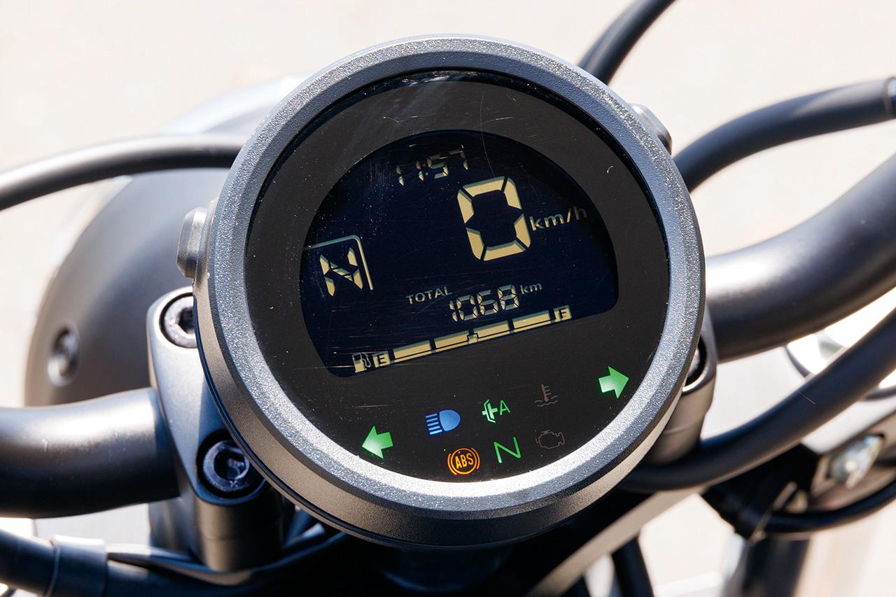 画像: Φ100mmの丸型メーターはこだわりのアイテム。Eクラッチ車には作動インジケーターと、シフトダウンを知らせる機能も備わる。