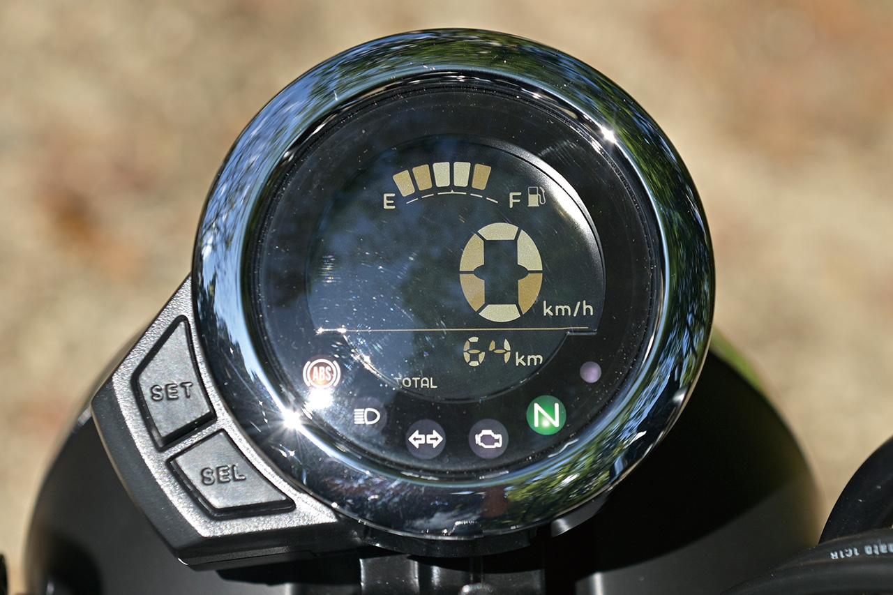 画像: メーターは小ぶりなケースの単眼の反転液晶タイプを採用。イグニションON時に速度表示部が“まばたき”する遊び心も持たせている。