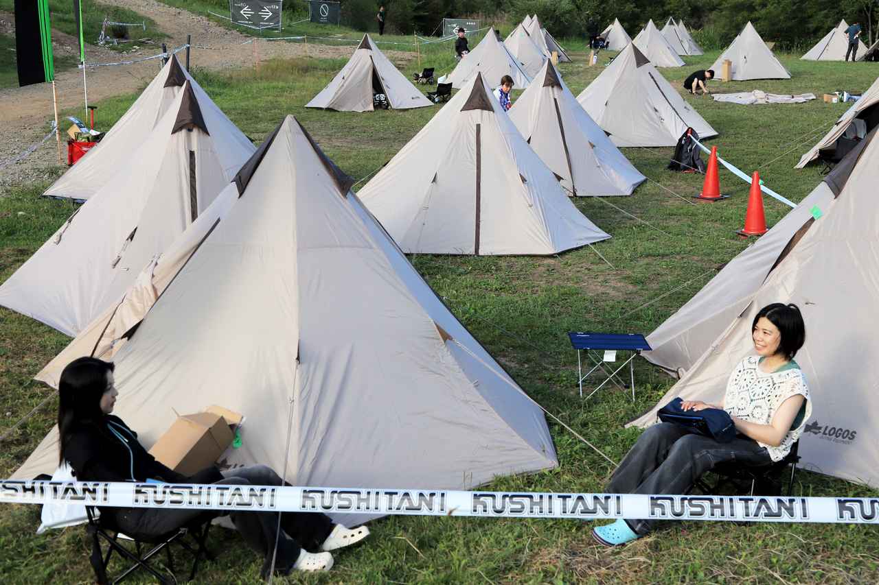 画像: ▲女性専用エリアにテントを張り終え、夕涼みを楽しむおふたり。静岡県から別々にやってきて、現地で待ち合わせしていたそうです。今後のキャンプツーリングの計画を練っていました。