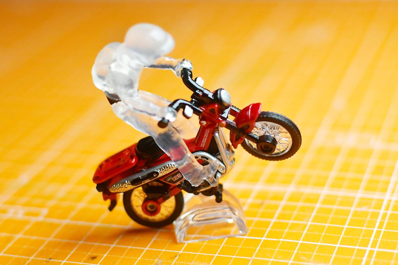 画像: トミカのCT125ハンターカブ付属のライダーをスタンディングフォームにして塗装してビネットにしてみる - webオートバイ