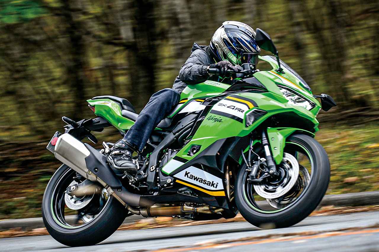 画像: Kawasaki Ninja ZX-4RR／ZX-4R SE  総排気量：399cc エンジン形式：水冷4ストDOHC4バルブ並列4気筒 シート高：800mm 車両重量：190kg（ZX-4R SE）/189kg（ZX-4RR）  発売日：2025年9月1日（月） 税込価格：117万7000円（ZX-4R SE）/121万円（ZX-4RR） ※写真は2025年モデルのNinja ZX-4RR。