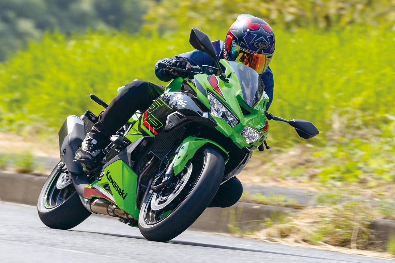 画像: Kawasaki Ninja ZX-25R SE 総排気量：249cc エンジン形式：水冷4ストDOHC4バルブ並列4気筒 シート高：785mm 車両重量：184kg 発売日：2025年10月1日（水） 税込価格：101万4200円 ※写真は2025年モデル