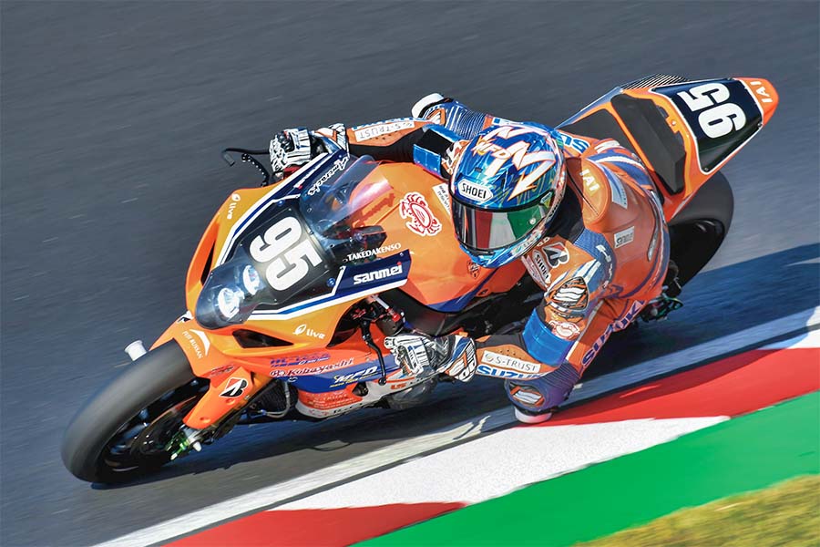 画像: ▲今夏の鈴鹿8耐、S-PULSE DREAM RACINGの生形秀之選手+GSX-R1000R。この8耐は生形選手のレース人生に区切りをつける引退レースだった。