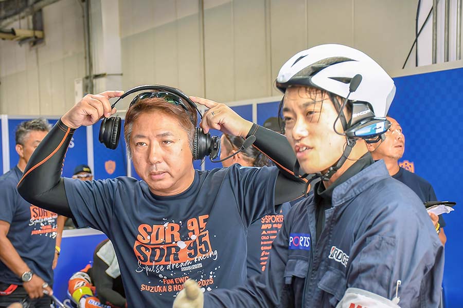 画像: ▲今夏の鈴鹿8耐、S-PULSE DREAM RACINGのピットで指揮を執るm-techの松本圭司さん(左)。