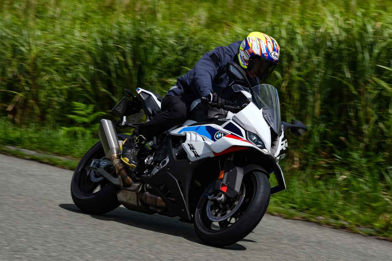 画像: テストコースでは「T32」と比べ約10％少ない操舵角でコーナーを通過できたという「T33」は、コーナリング中のハンドル振れも抑制されている。疲れないツーリングに貢献してくれる性能向上だ。