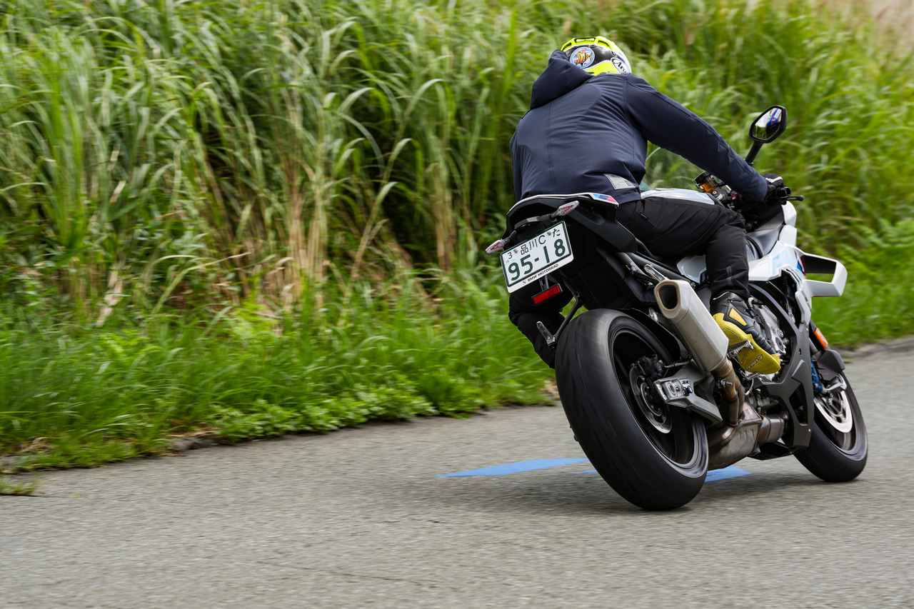 画像: ドライコンディションではコーナリングの安定性や旋回性などが向上した「T33」。