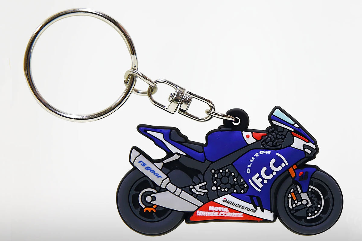 画像: 約5mm厚のPVC製チャームがついた「TSRキーホルダーCBR1000RR-R」。本体サイズ：約5mm / 約30mm×50mm