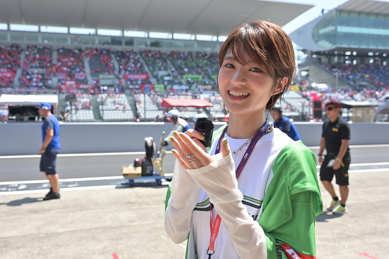 画像1: ▲レース前のピットウォークでは、選手と同じ目線で鈴鹿サーキットを体感。選手へのインタビューも行ないました。