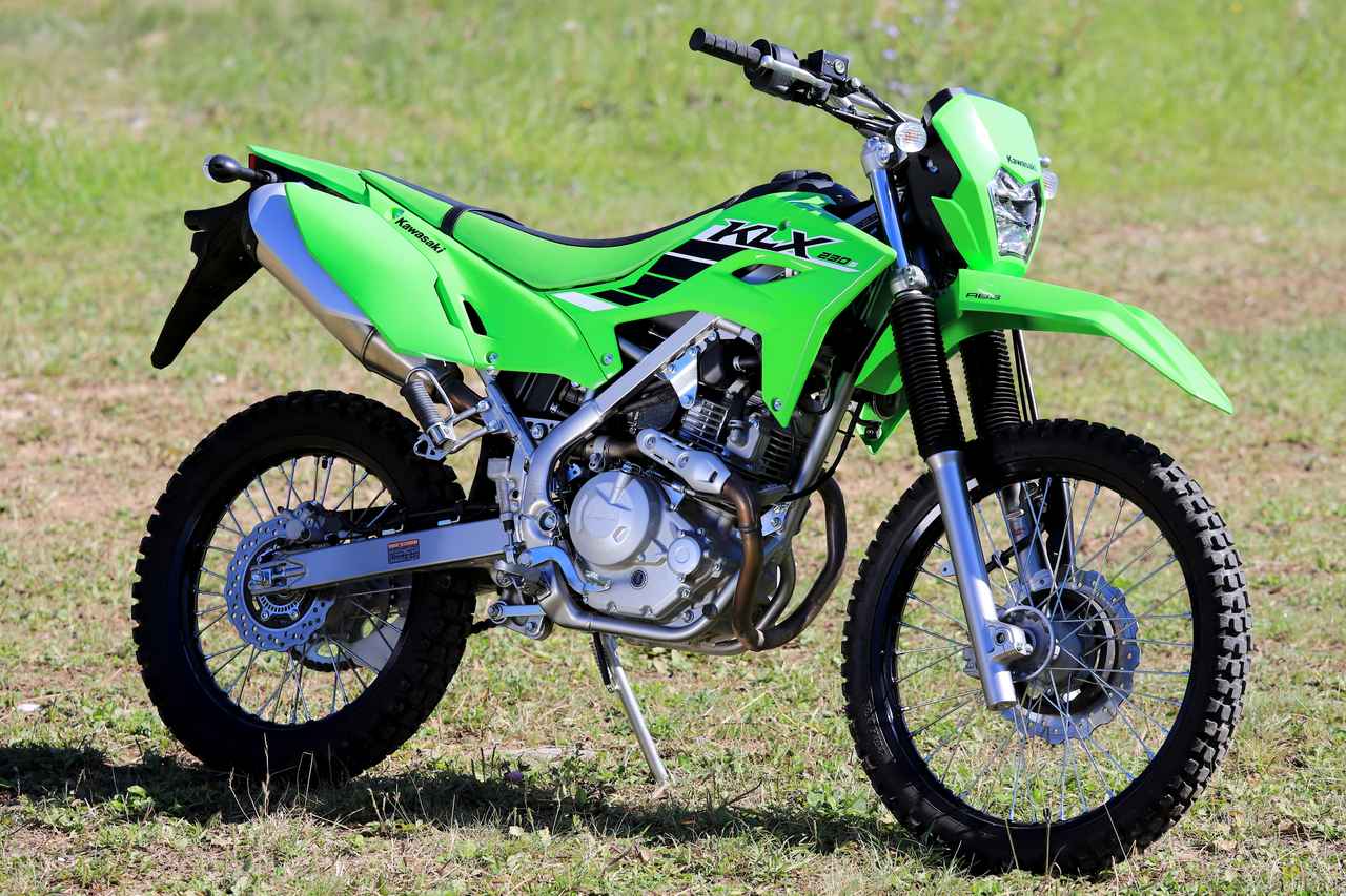 画像: Kawasaki KLX230 S 総排気量：232cc エンジン形式：空冷4ストロークSOHC2バルブ単気筒 シート高：845mm 車両重量：133kg 2026年モデルの発売日：2025年9月15日（月） 2026年モデルの税込価格：61万6000円 ※撮影車両は2025年モデルです。
