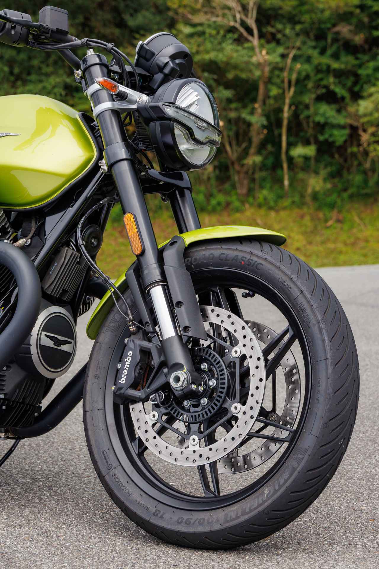 画像: ブレーキはbrembo製 4 ピストン モノブロックキャリパーとΦ320mm フローティングディスクが組み合わされる。軽量な6本スポークアルミホイールは、軽快なハンドリング性能に寄与する。