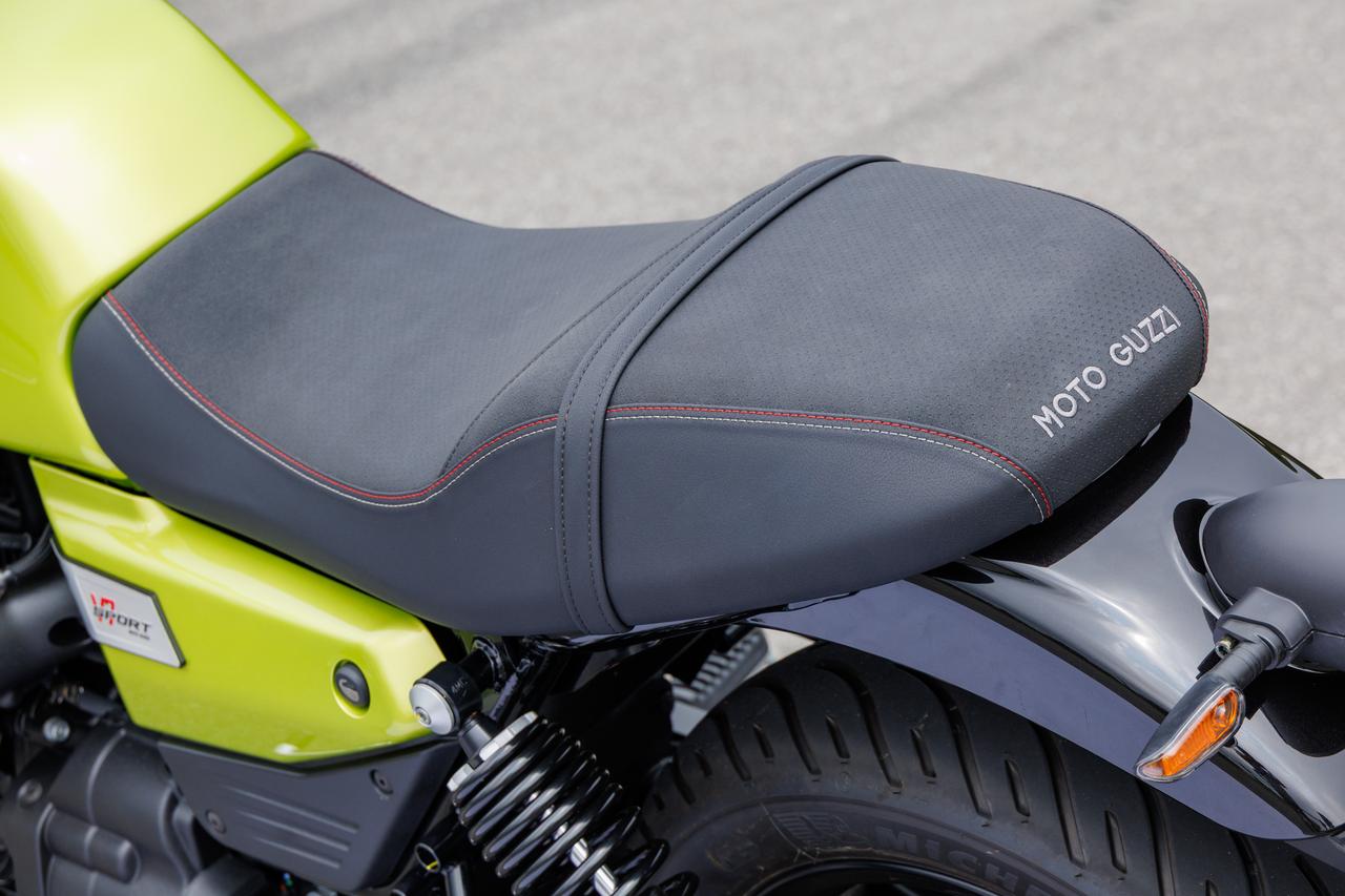 画像: 赤いステッチが印象的な、快適性に優れるシート。後部には「MOTO GUZZI」の刺繡がおごられる。
