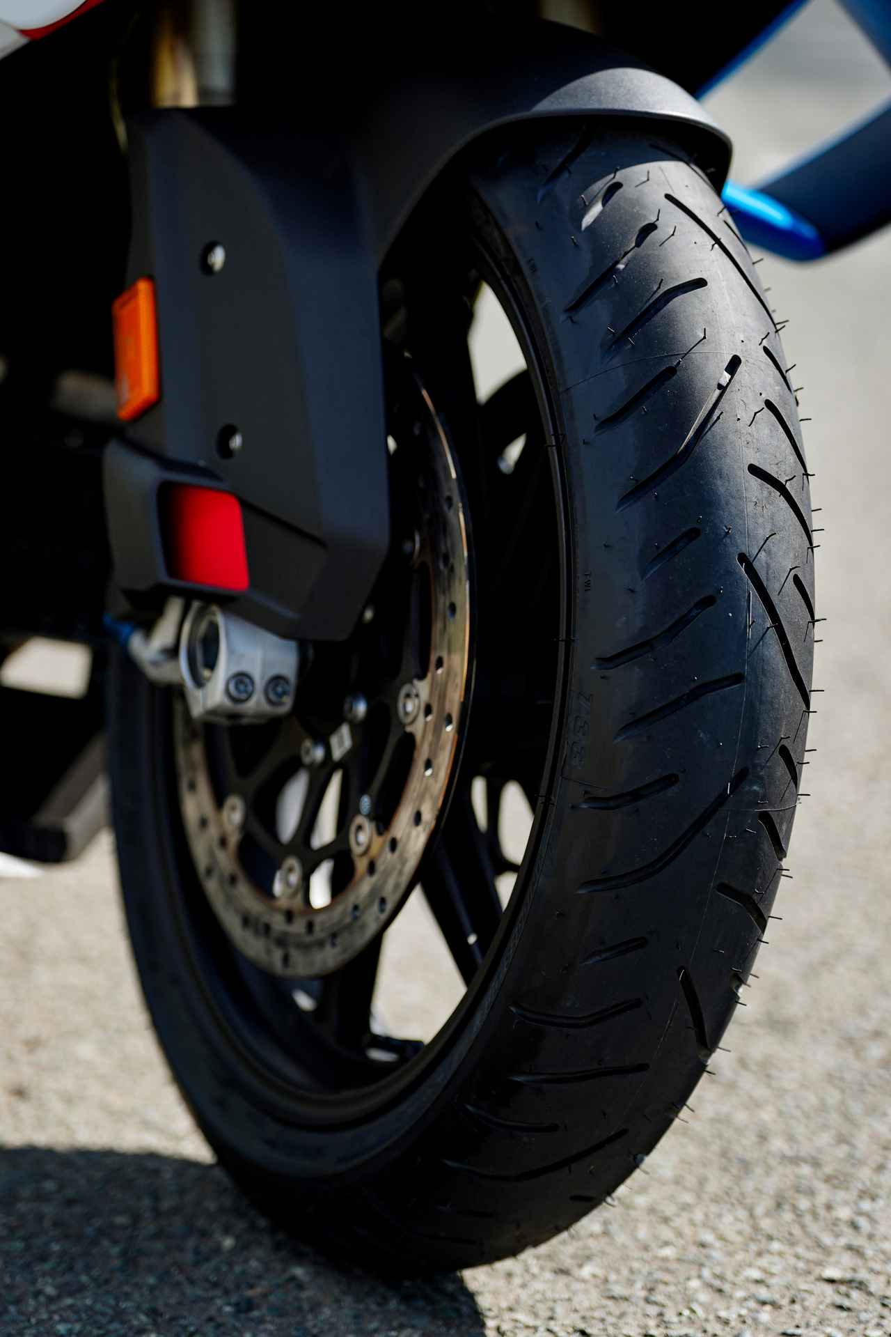 画像: 前後タイヤ共に「T33」はパタンデザインを新設計。溝比率が最適化されている。