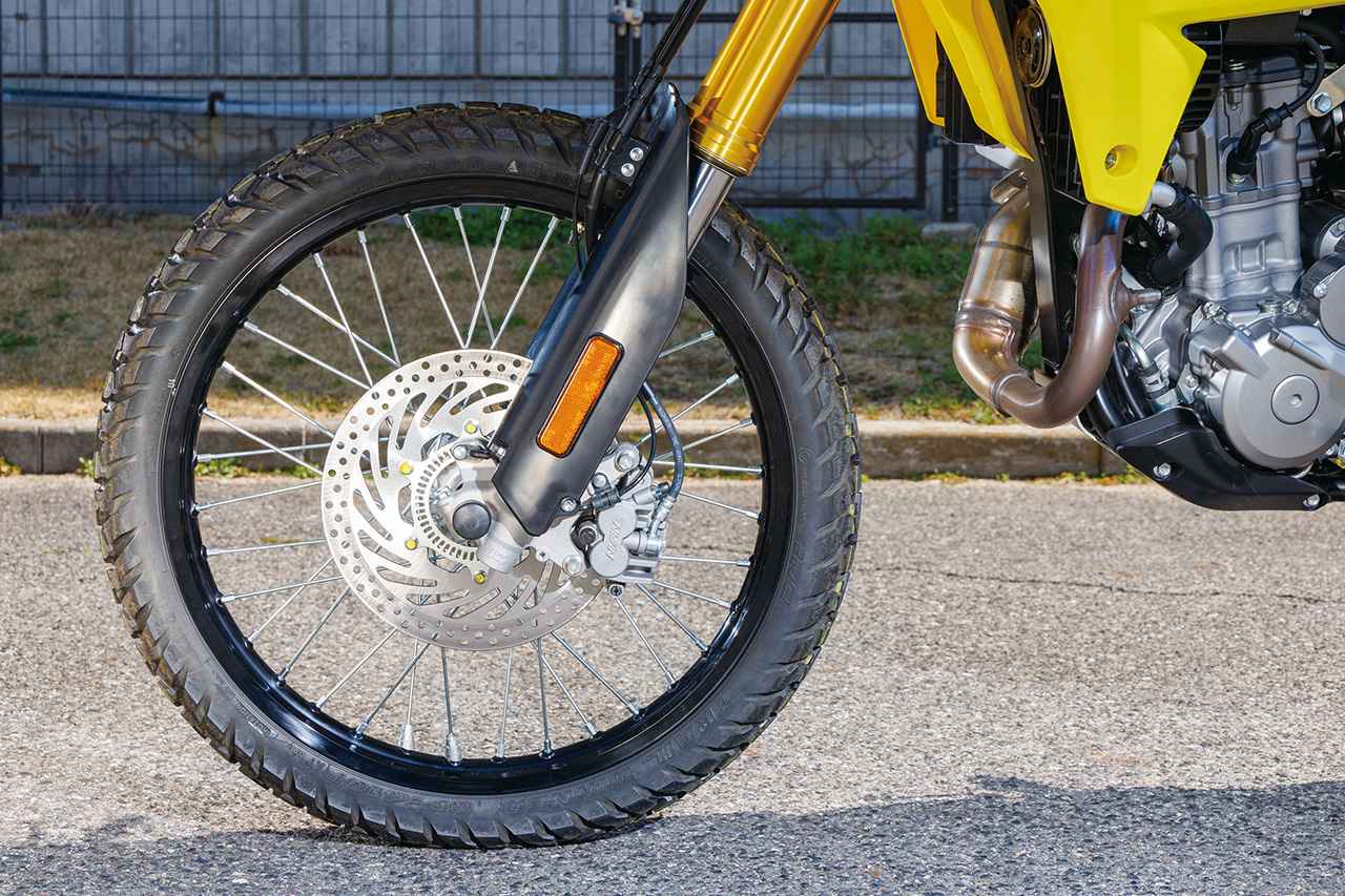 画像2: 【価格発表！】スズキ「DR-Z4S」待望の400ccトレール、いよいよ国内発売！ 価格・発売時期・スペックを詳細解説！