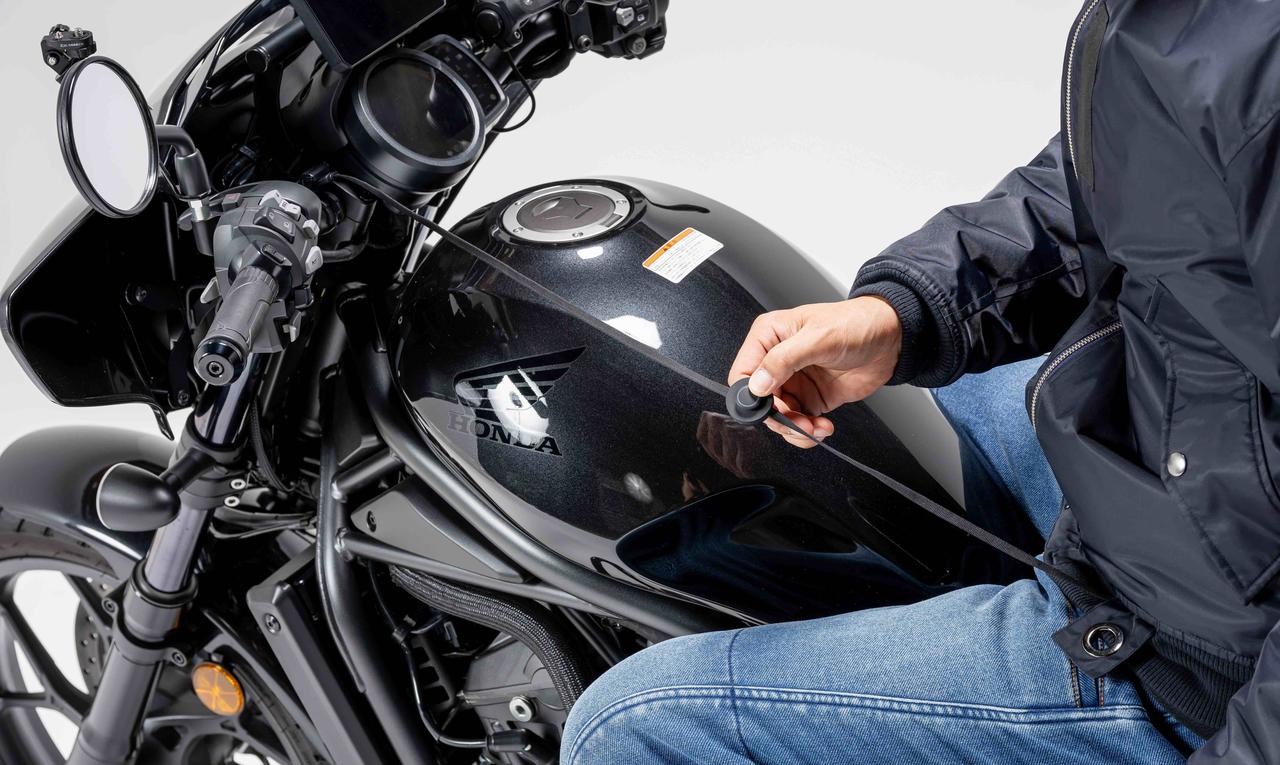 画像: ▲バイクに備わる電源ソケットを使用することも可能。