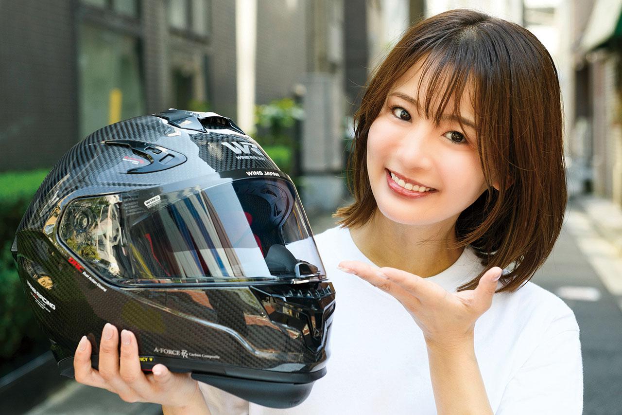 画像: 同社のカーボンフェイバー製ヘルメットA-FORCE RR(6万3800円)に幅265mm×高さ70mmの「ワイドレーシング」を貼った状態。これだけカバー範囲が大きければ雨のサーキット走行も安心だ。