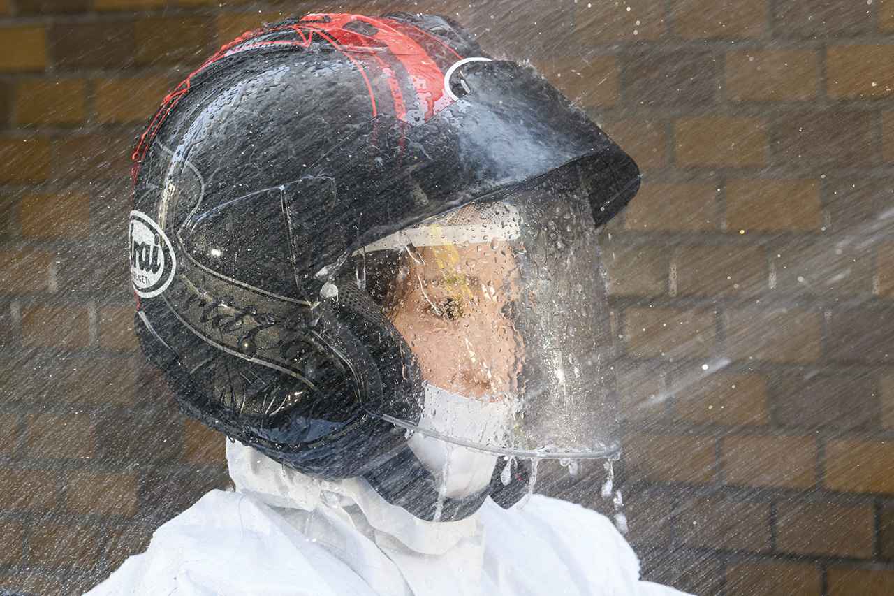 画像2: 走行中は雨滴が走行風圧で叩きつけられるうえに、ヘルメットを伝った雨水が首回りから入ってくる。これを抑止するのがフードとフェイスカバーだ。どちらもスナップボタン留めなので簡単に着脱でき、雨の状態に応じて使い分けられる。