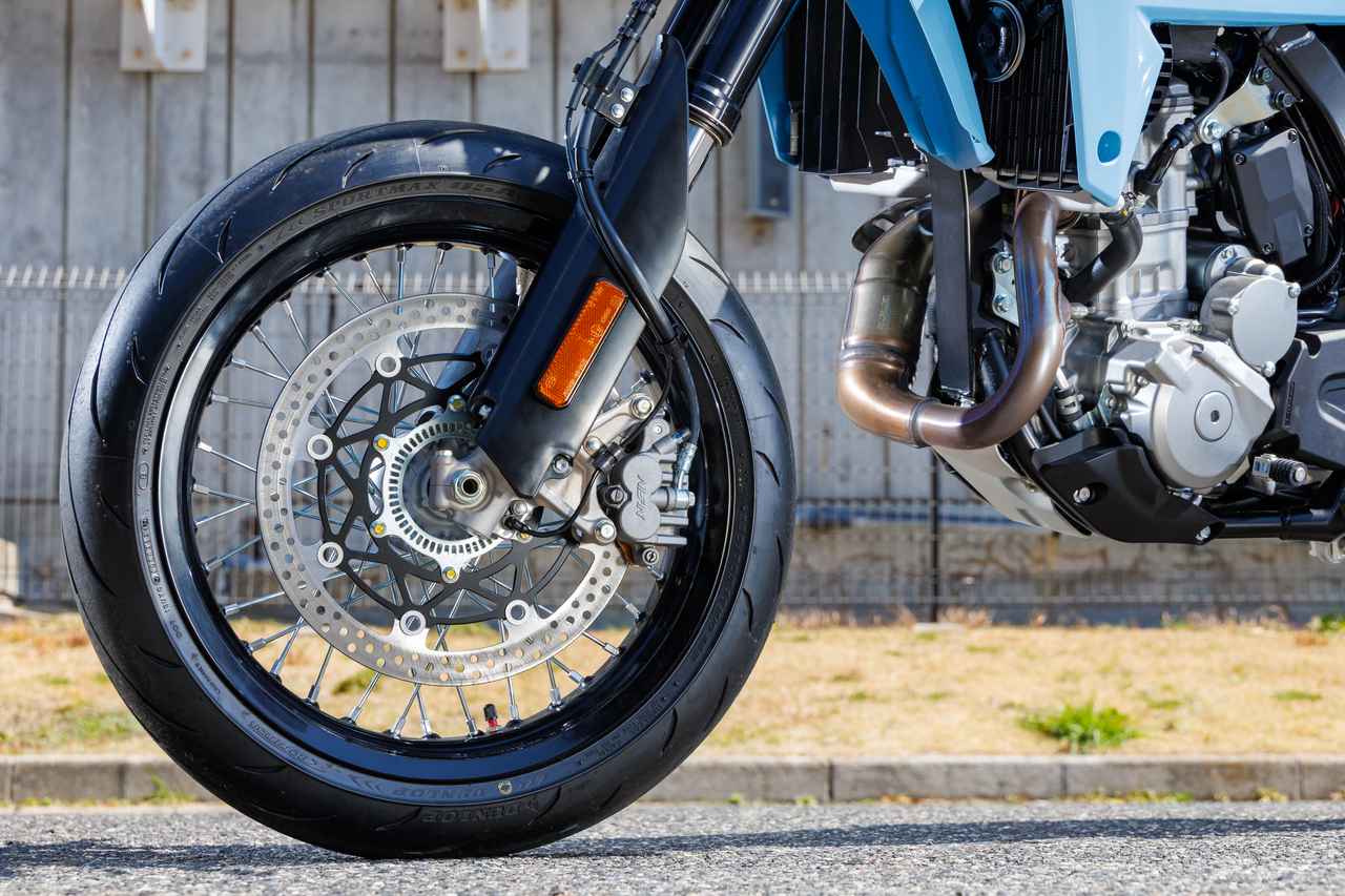画像2: 【価格・発売日・スペック速報！】スズキ「DR-Z4SM」大注目の本格モタード、いよいよ国内発売！ 気になる詳細を徹底解説！