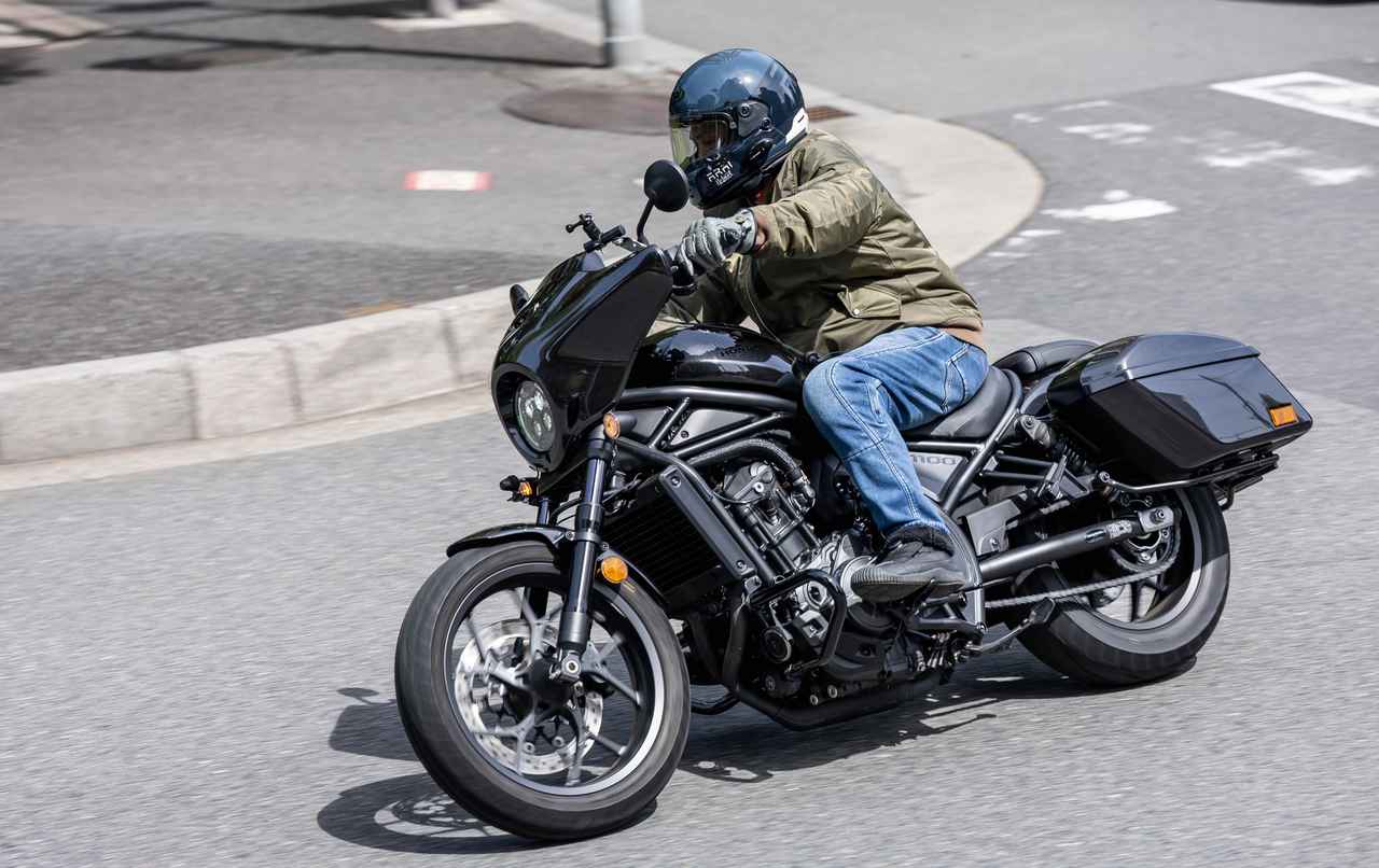 画像: ▲フライトジャケットのMA-1は、オリジナルだとバイク乗りには丈が短いことも。BMCの「電熱MA-1」は長めの丈を採用し、さらにアームホールは腕が動かしやすい仕様に。前傾姿勢のスポーツモデルにも対応する設計にしたという。